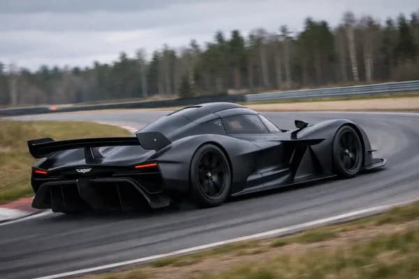 En ny Aston Martin banbil syns i ett tidigt test