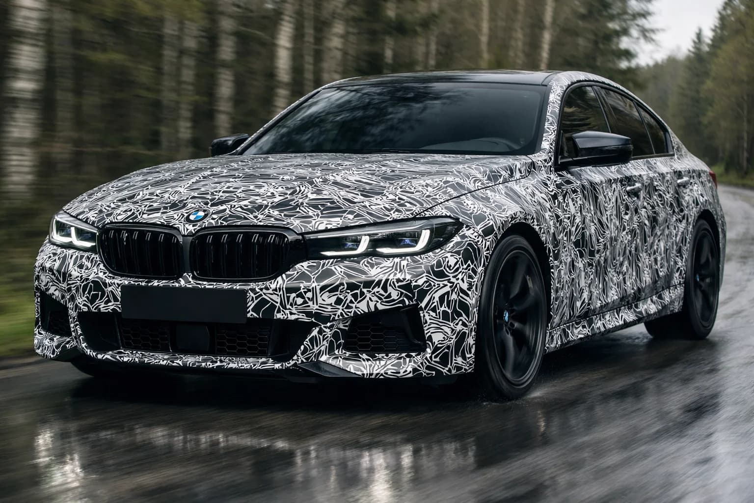 BMW M5 ansiktslyft 2026 pekar mot Neue Klasse