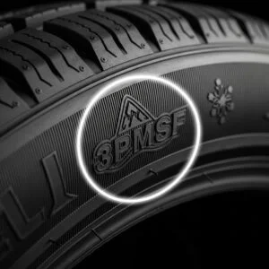 Närbild på 3PMSF-symbolen (alptopp/snöflinga) som godkänner ett däck för vinterbruk.