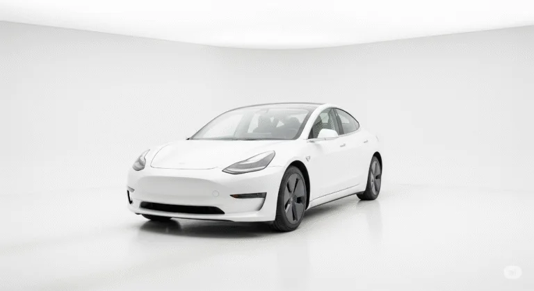 En vit Tesla Model 3, en begagnad elbil med lång räckvidd och prestanda.