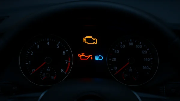Närbild på en modern bils instrumentpanel där flera varningslampor lyser, inklusive motorlampan och oljetryckslampan.